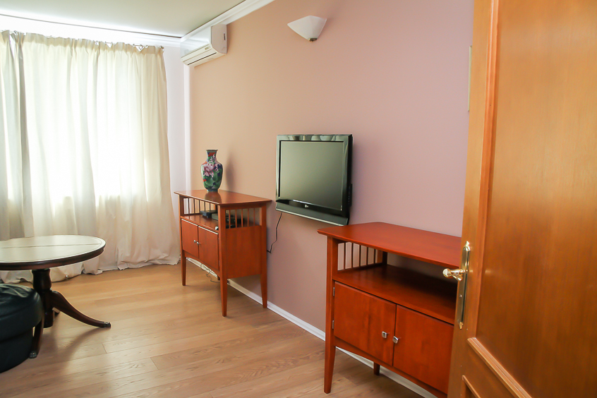 Apartment for rent next to Chisinau central park: 4 rooms, 3 bedrooms, 90 m²